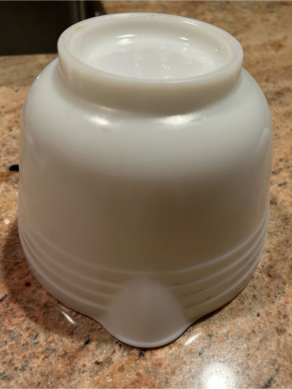Pyrex Made for Hamilton Beach Opal Glass Mixing Bowl Ribbed w/Pour Spout
6 cups - Picture 7 of 7